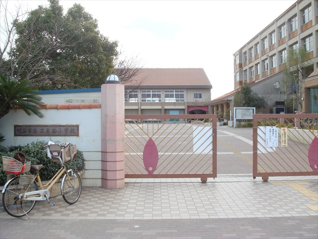 【小学校】二見西小学校まで599ｍ