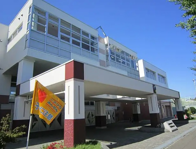 【小学校】札幌市立ノホロの丘小学校まで720ｍ