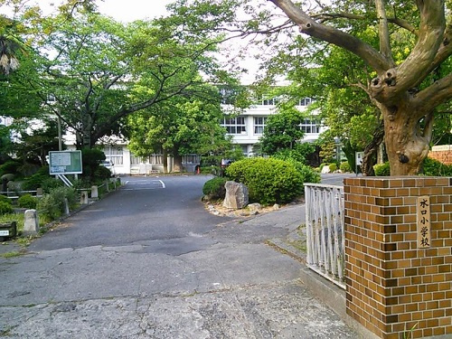 【小学校】甲賀市立水口小学校まで834ｍ