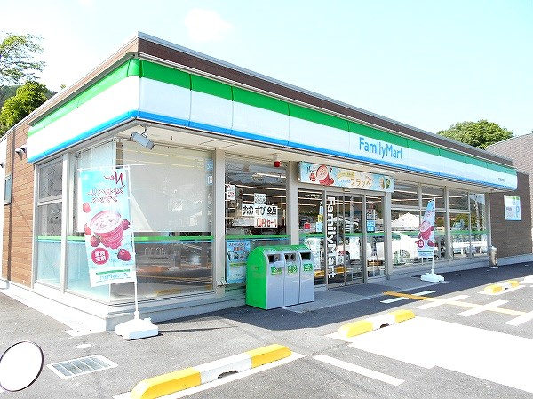 【コンビニエンスストア】ファミリーマート　神鉄大池駅前店まで907ｍ