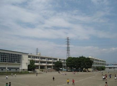 【小学校】伊勢原市立成瀬小学校まで1057ｍ