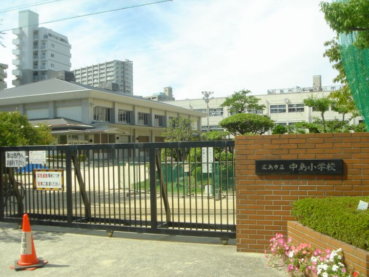 【小学校】中島小学校まで884ｍ