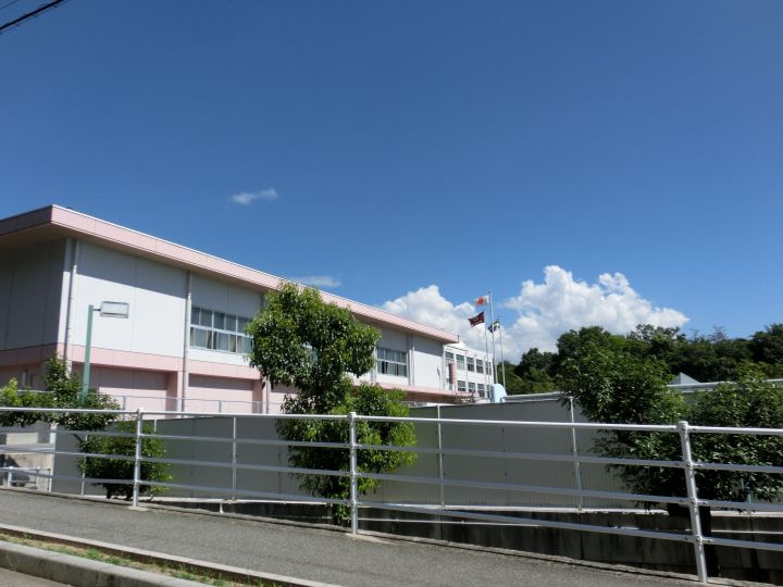 【中学校】早稲田中学校まで956ｍ