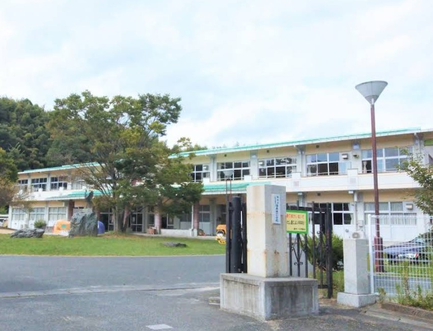 【小学校】湯本第一小学校まで2400ｍ