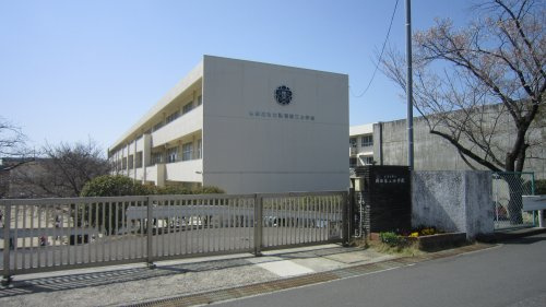【小学校】各務原市立鵜沼第三小学校まで339ｍ