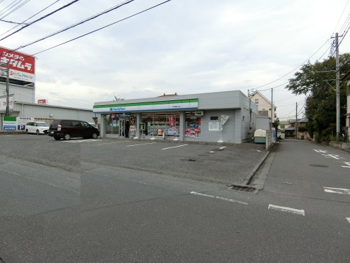 【コンビニエンスストア】ファミリーマート鶴ヶ丘店まで650ｍ