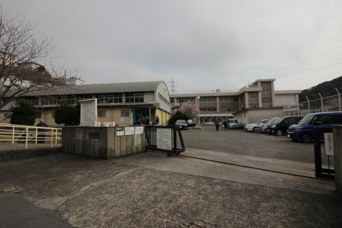 【小学校】粟田小学校まで1009ｍ
