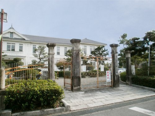 【小学校】八幡小学校まで1050ｍ