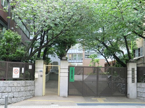 【中学校】港区立六本木中学校まで875ｍ
