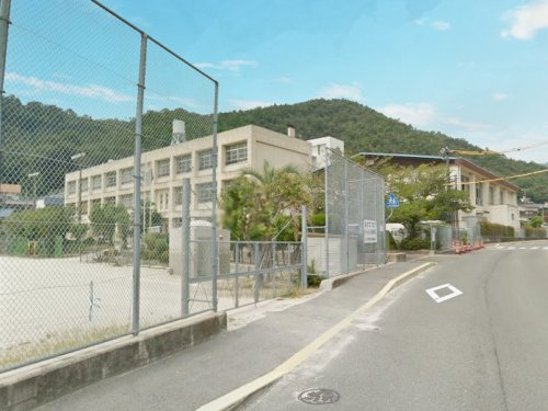 【小学校】三原市立西小学校まで1520ｍ