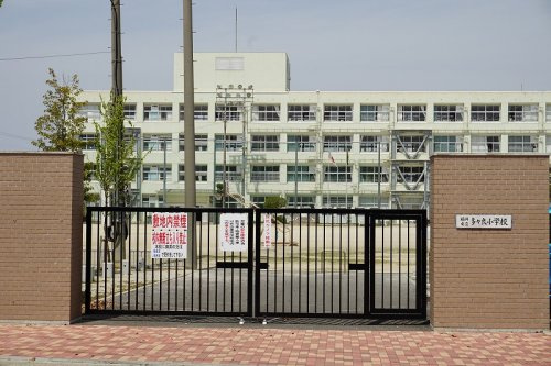 【小学校】福岡市立多々良小学校まで935ｍ