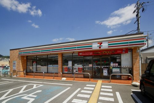 【コンビニエンスストア】セブンイレブン　貴志川町前田店まで815ｍ