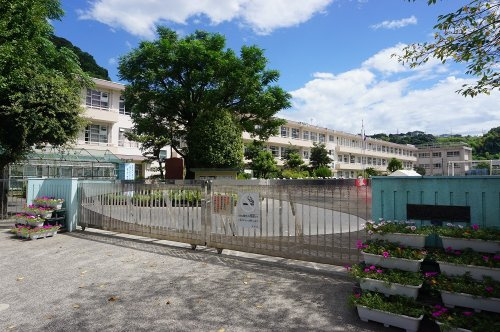 【小学校】伊敷小学校まで627ｍ