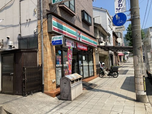 【コンビニエンスストア】セブンイレブン　呉市四ツ道路店まで237ｍ