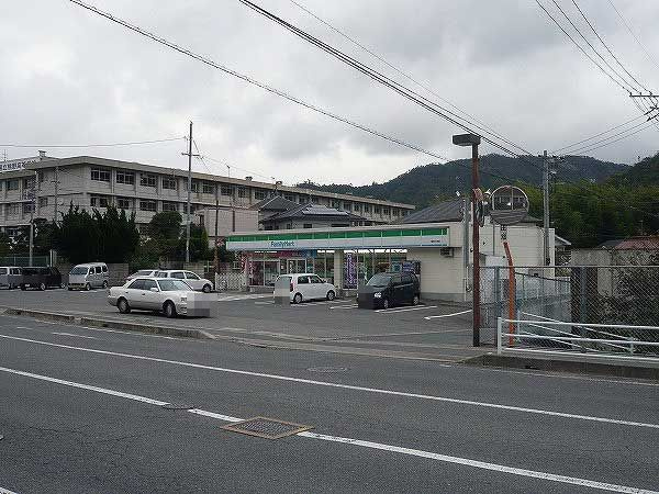 【コンビニエンスストア】ファミリーマート　熊野川角店まで1364ｍ