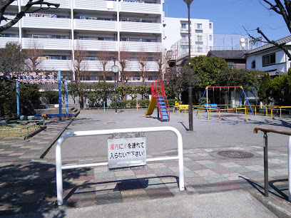 【公園】仲三児童公園まで437ｍ