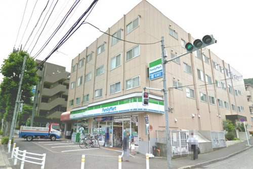 【コンビニエンスストア】ファミリーマート多摩連光寺店まで984ｍ