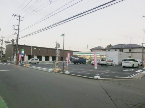 【コンビニエンスストア】ファミリーマート新座馬場二丁目店まで300ｍ