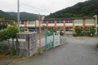 【中学校】　中里小中学校まで1134ｍ