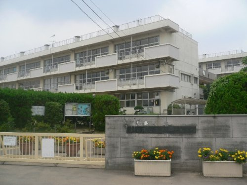 【小学校】平方小学校まで900ｍ