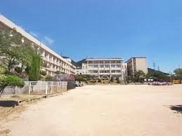 【小学校】鶴甲小学校まで972ｍ