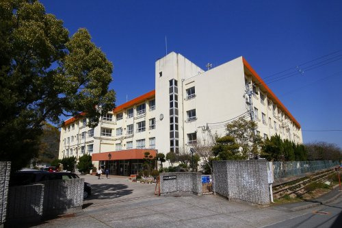 【中学校】楠見中学校まで2210ｍ