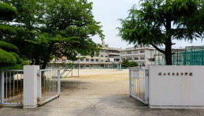 【中学校】福山市立東中学校まで1700ｍ
