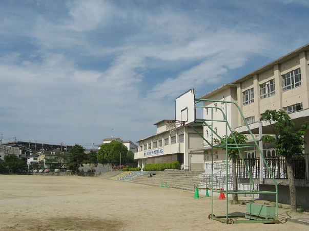 【中学校】寝屋川市立第六中学校まで713ｍ