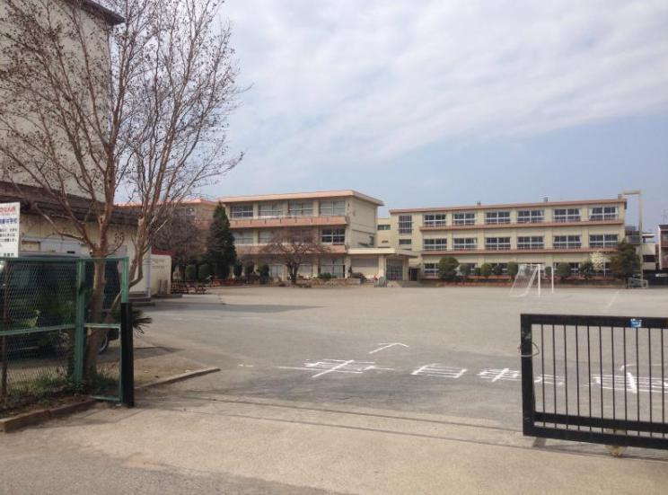 【中学校】鴻巣市立鴻巣中学校まで892ｍ