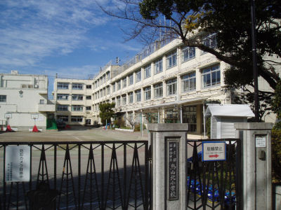 【小学校】世田谷区立烏山北小学校まで379ｍ