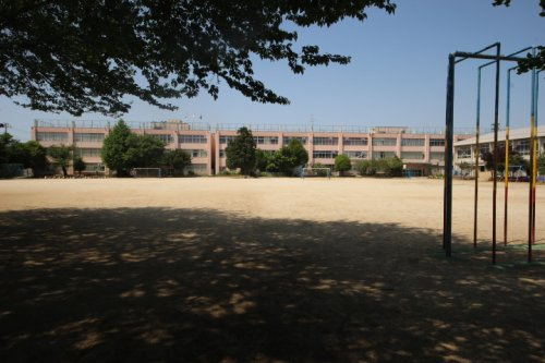 【小学校】新座市立西堀小学校まで150ｍ