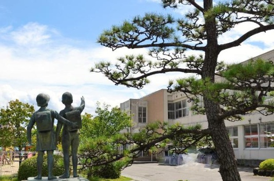 【小学校】葛城市立忍海小学校まで875ｍ