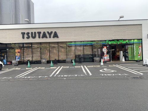 【コンビニエンスストア】ファミリーマート　TSUTAYA三吉店まで606ｍ