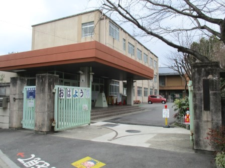 【小学校】朱雀第六小学校まで587ｍ