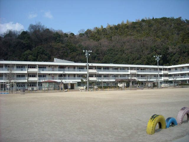 【小学校】上温品小学校まで640ｍ