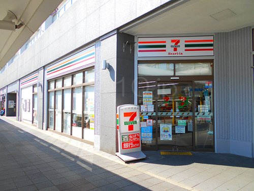【コンビニエンスストア】セブンイレブン　ハートインJR三田駅南口店まで955ｍ
