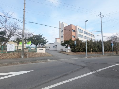 【小学校】千歳市祝梅小学校まで979ｍ
