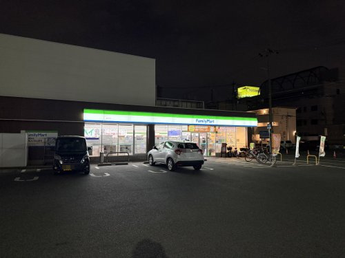 【コンビニエンスストア】ファミリーマート　高辻店まで608ｍ