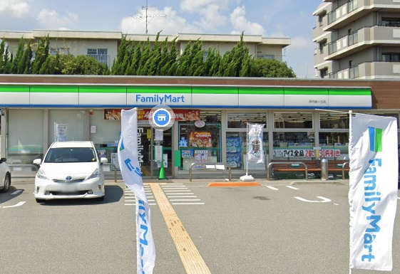 【コンビニエンスストア】ファミリーマート　伊丹緑ヶ丘店まで156ｍ
