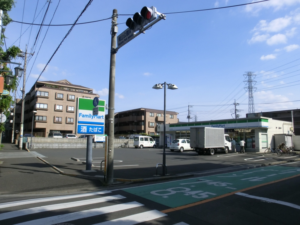 【コンビニエンスストア】ファミリーマート滝山中央通り店まで756ｍ
