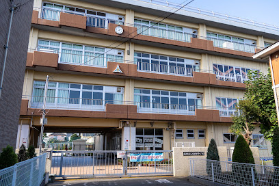 【小学校】新堀小学校まで180ｍ