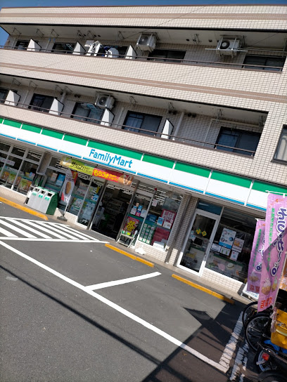 【コンビニエンスストア】ファミリーマート草加旭町二丁目店まで332ｍ