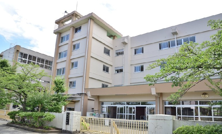 【小学校】中川小学校まで745ｍ