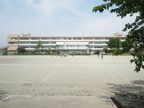 【中学校】伊奈中学校まで724ｍ
