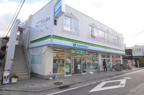 【コンビニエンスストア】ファミリーマート阪急門戸厄神駅前店まで324ｍ