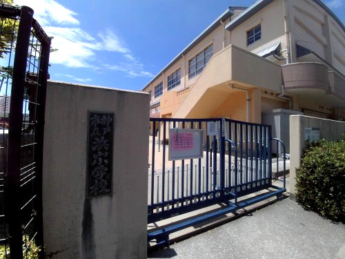【小学校】神戸市立浜山小学校まで522ｍ