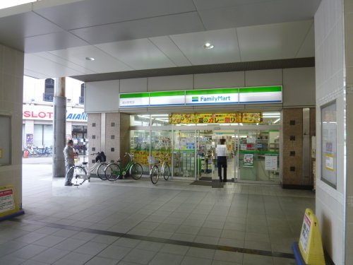 【コンビニエンスストア】ファミリーマート　越谷駅前店まで550ｍ