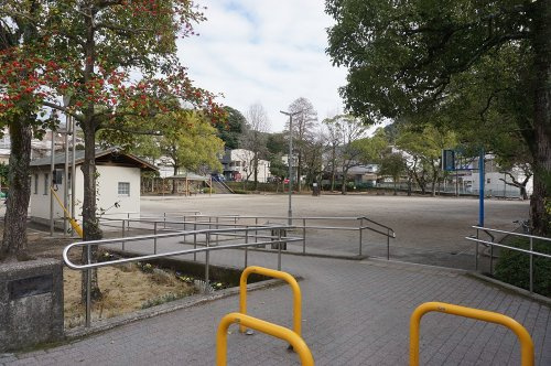 【周辺の街並み】草牟田公園まで571ｍ