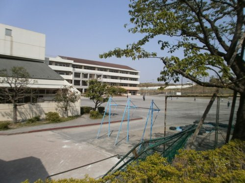 【中学校】十日市場中学校まで1050ｍ