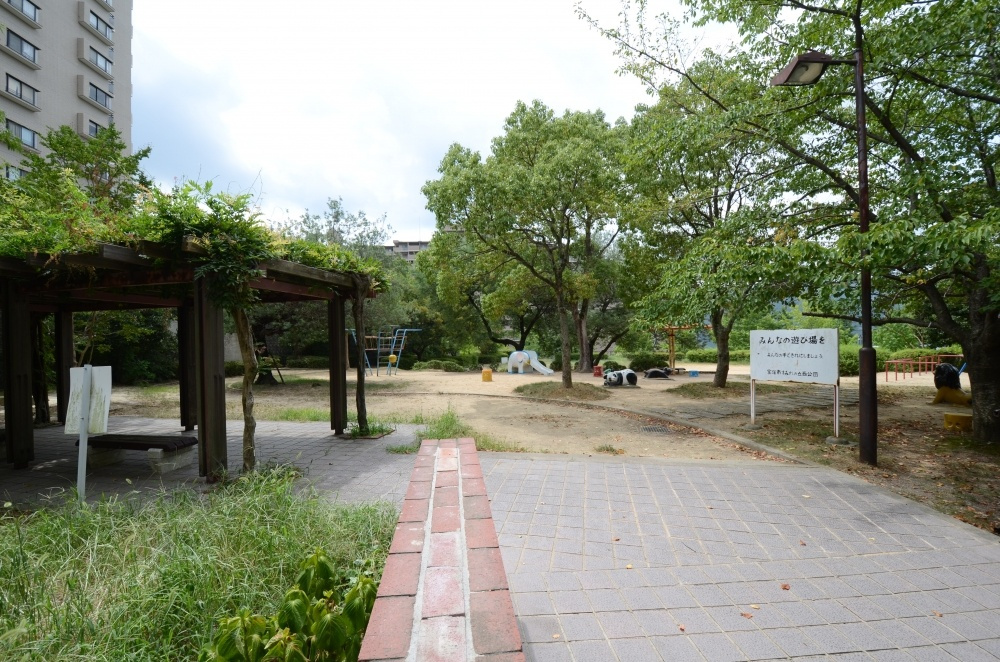 【公園】すみれガ丘西公園まで124ｍ